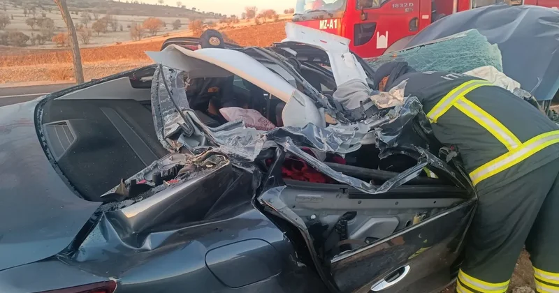 Mardin de feci kaza: Otomobil TIR a ok gibi saplandı! 1 ölü, 2 yaralı