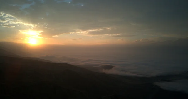 Erzincan da doğanın muhteşem gösterisi: Sis dağların eteklerine vurdu Erzincan Haberleri
