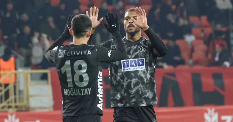 Mounie coştu, Alanyaspor 5 golle gruplara kaldı!