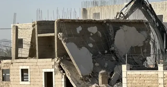 İsrail işgal altındaki Batı Şeria da Filistinlilere ait bir evi yıktı VİDEO İZLE