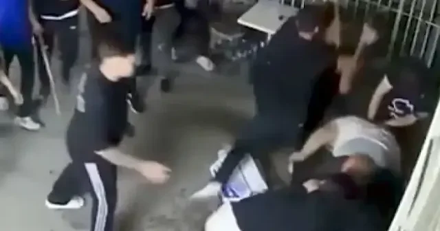 Sopa kürek ve av tüfeğiyle mekan bastılar: Meydan savaşını andıran kavga kamerada VİDEO İZLE