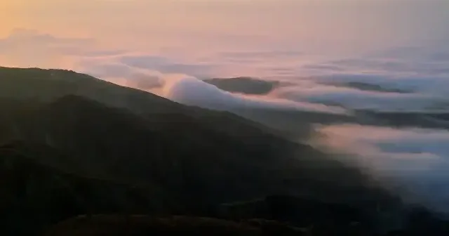 Erzincan’da sis manzarası büyüledi: Keşiş Dağı’ndan kartpostallık görüntüler VİDEO İZLE