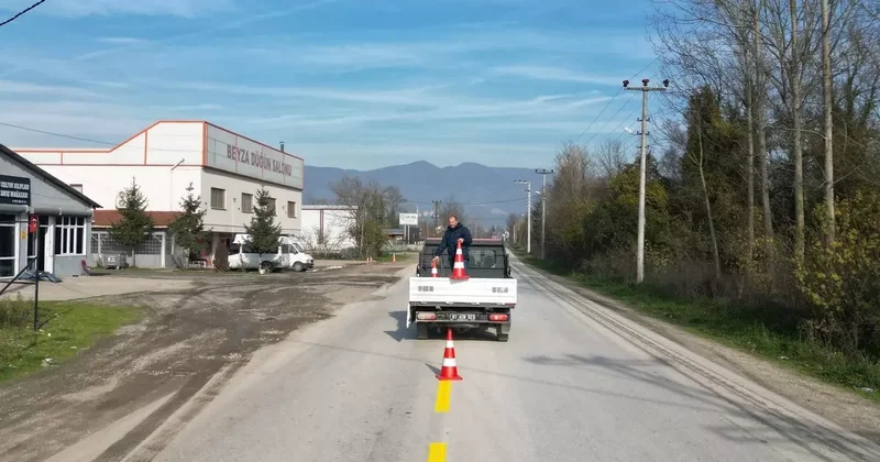 Güvenli ulaşım için Çilimli’de yol çizgileri yenileniyor