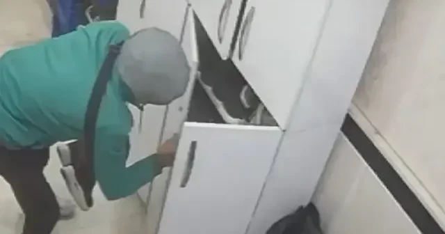 Apartmanlara dadanan hırsızlar mağazadan seçer gibi ayakkabı çaldılar VİDEO İZLE