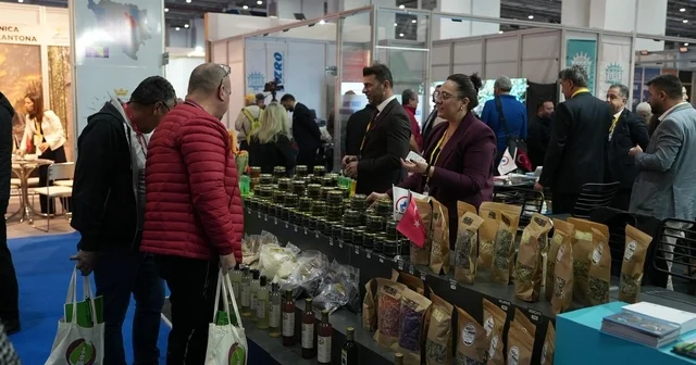 İzmir fuarına Düzce damgası Fuarda Düzce nin coğrafi işaretli ürünler büyük ilgi gördü Başkan Özlü, Düzce mizin turizm zenginliklerini tanıtmak için buradayız Düzce Haberleri