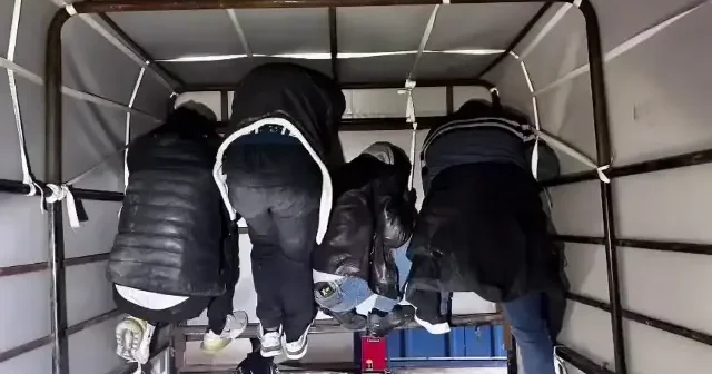 Hatay da kamyonette tavana tutunarak saklanmaya çalışan 4 göçmen yakalandı VİDEO İZLE