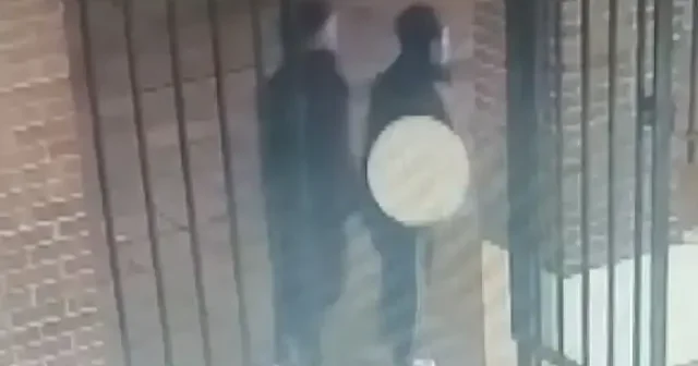 Kadıköy de 2 çocuğun caminin yardım kutusunu çalma anı kamerada VİDEO İZLE