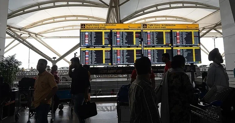 Uçuşlar iptal oldu: Havalimanlarında kaos yaşandı