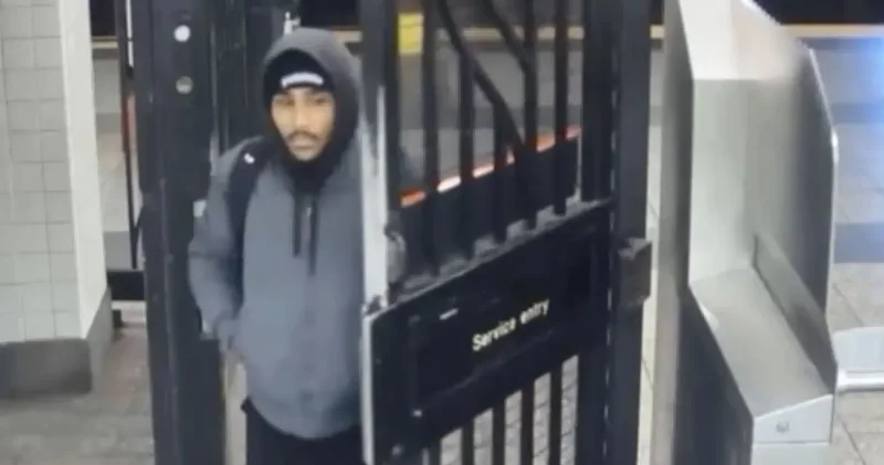 Metroda uyuyan adamı ateşe verdi!