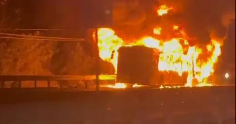 Arnavutköy de seyir halindeki İETT otobüsü yandı