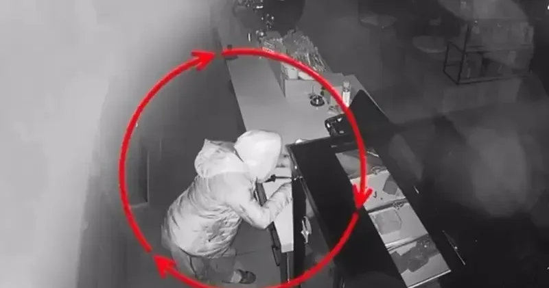 Sadaka kutusunu çalan şüpheli yakalandı; o anlar kamerada