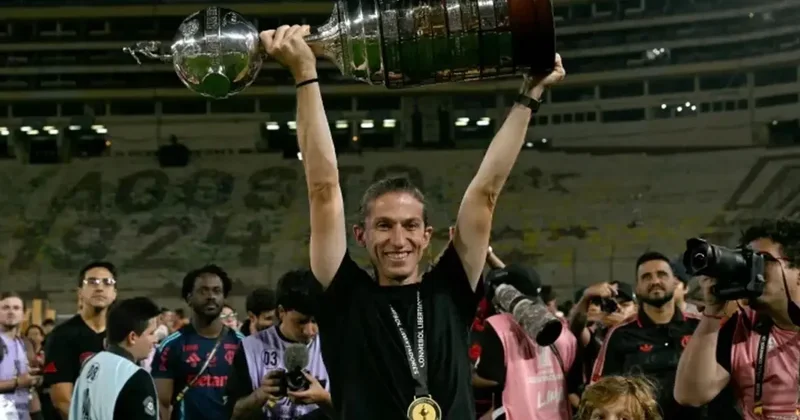 Filipe Luis, bir yılda tam beş kupa kazandı