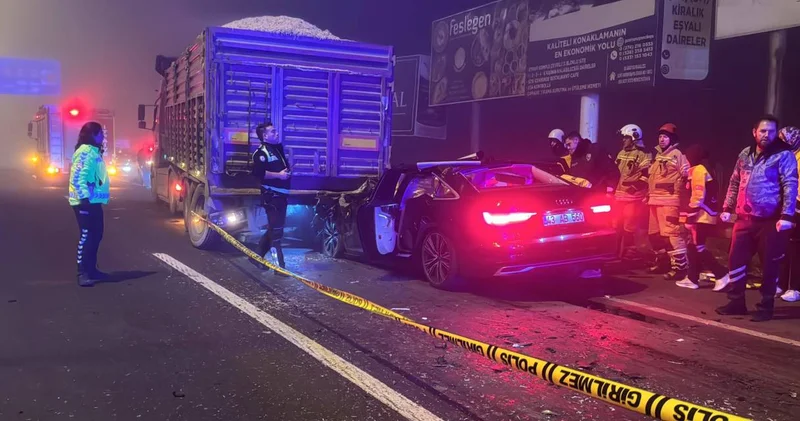 Kırmızı ışıkta bekleyen TIR a çarptı: 4 kişi öldü!