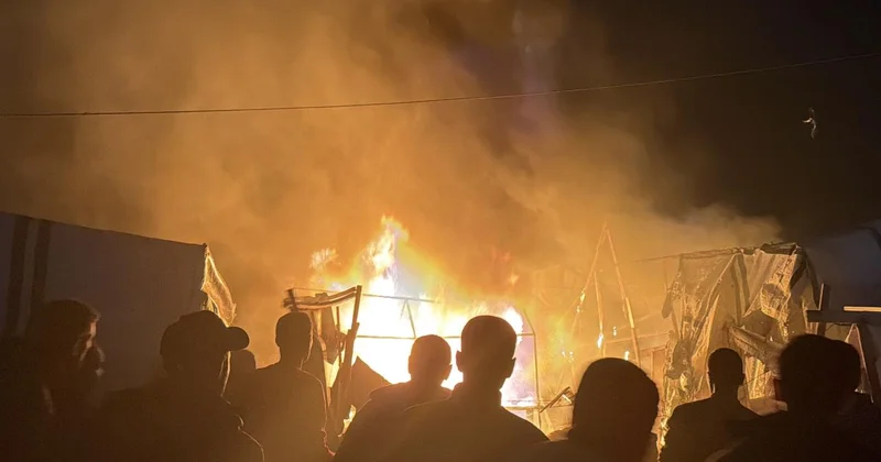 Soykırımcı İsrail ordusu Gazze de çadır kenti vurdu