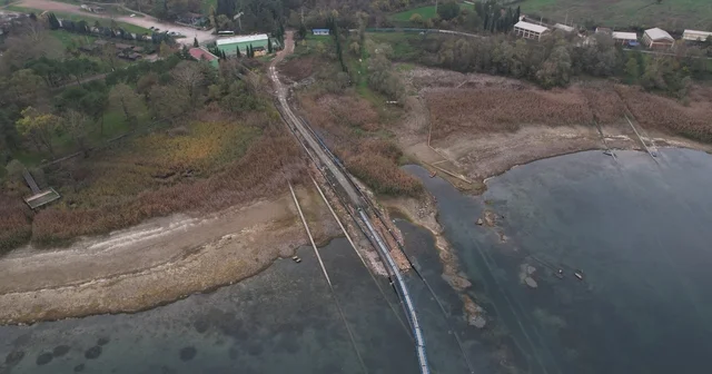 Milyonlar susuzlukla karşı karşıya: Sapanca Gölü her gün santim santim yok oluyor Göl çekildi, kayıklar karaya oturdu: Vatandaş teknelerin yanında ateş yakıp piknik yapar hale geldi 3 4 metre su olan noktalarda şimdi yürüyoruz Sakarya Haberleri