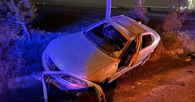 Taklalar atarak şarampole yuvarlanan aracın sürücüsü kazayı hafif sıyrıklarla atlattı Eskişehir Haberleri