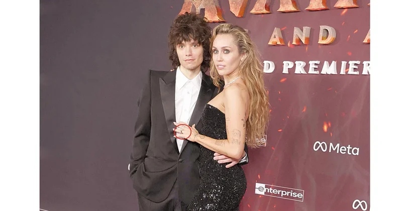 Kırmızı halıda nişan sürprizi