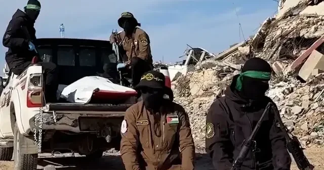 Kassam ve Kudüs Tugayları mücahitleri İsrailli esirin cesedini teslim etmeden önce namazlarını beraber eda etti VİDEO İZLE