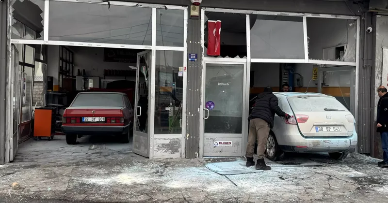 Ortalık savaş alanına döndü! Otomobilin LPG tankı patladı: 3 yaralı