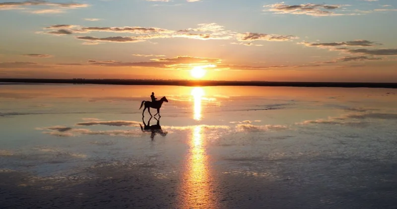 Tuz Gölü nde gün batımı kızıl tonlarıyla görsel şölen oluşturdu