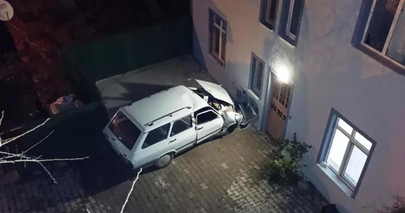 Kütahya da evin duvarına çarpan otomobildeki kadın öldü