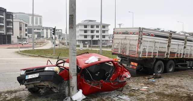 Kamyonun çarptığı Tofaş kağıt gibi katlandı: 4 yaralı Samsun Haberleri