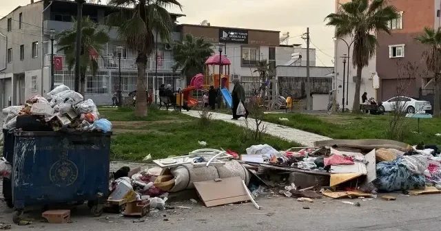 Toplanmayan çöpler Buca daki vatandaşları bezdirdi: Kötü koku ve manzara dayanılmaz hale geldi VİDEO İZLE