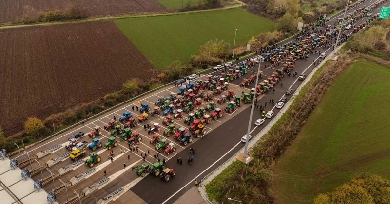Türkiye sınırını kapayan çiftçiler diğer sınırları da kapadı: Komşu sınırlarında traktör ablukası Sözcü Gazetesi