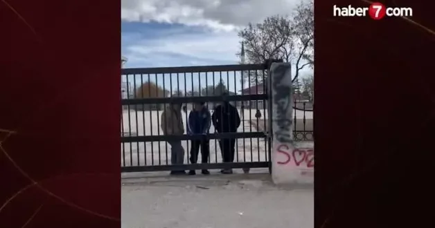 Yeni nesil yeniçerilerden tüyleri diken diken eden diyalog: Türk Bayrağını indirecek güç yok sende