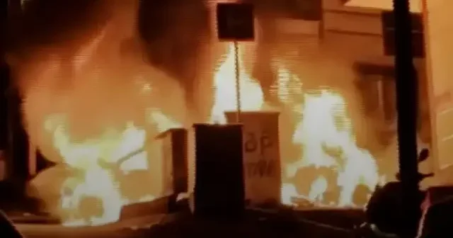 Eyüpsultan’da iki araç alevlere teslim oldu VİDEO İZLE