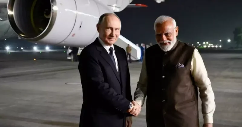 Putin 4 yıl sonra Hindistan da: Binlerce kişi uçağını takip etti