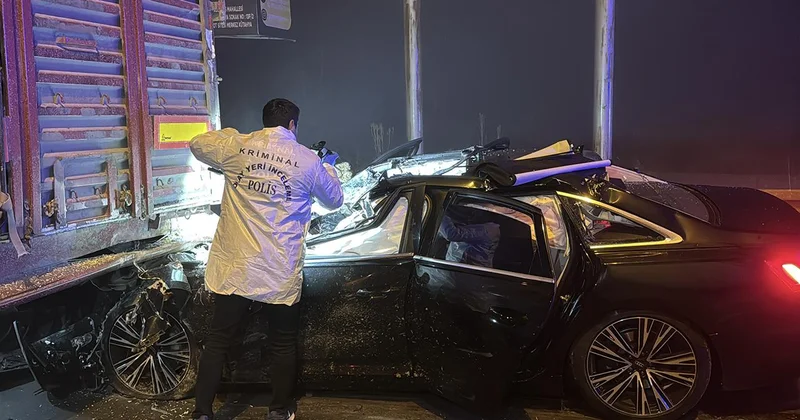 Otomobil tıra girdi, 4 kişi yaşamını yitirdi