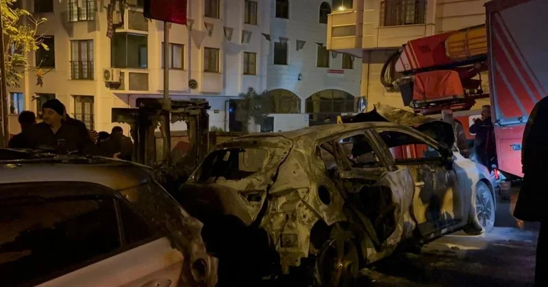 Eyüpsultan’da iki araç kül oldu! Mahallenin elektriği kesildi