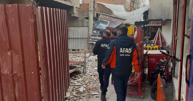 Ağır hasarlı binayı yıkarken molozların altında kaldı Diyarbakır Haberleri
