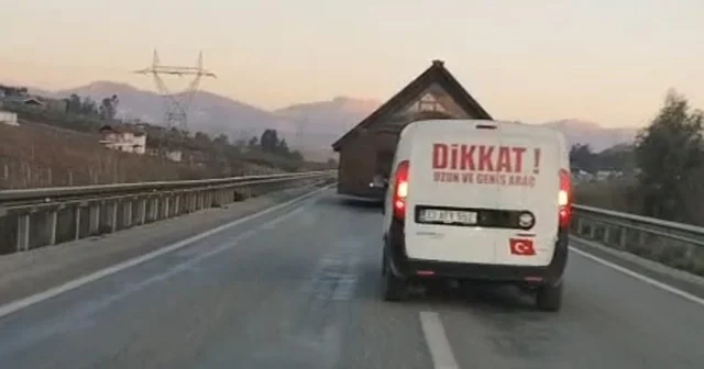 Adana da prefabrik ev taşıyan TIR, trafiği kilitledi Adana Haberleri
