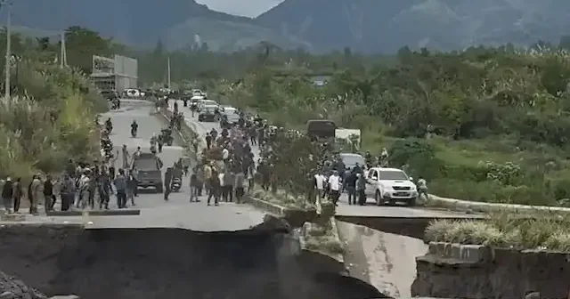 Endonezya da toprak kayması ve sel felaketi yaşayan sivillerin şehirlerle bağlantı yolunun çökme anı kamerada VİDEO İZLE