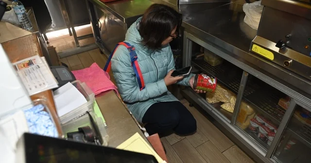 Isparta da hijyen kusuru olan işletmelere zabıta ekipleri tarafından işlem yapıldı Market rafları ve döner tezgahları, zabıtanın gıda güvenliği taramasından geçti Isparta Haberleri