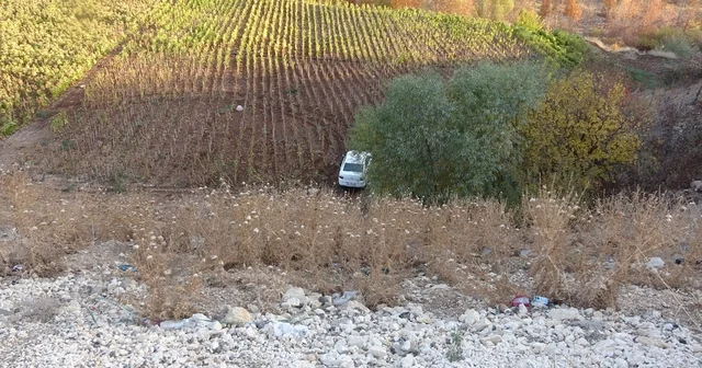 Otomobili görenler gözlerine inanamadı Adıyaman da 30 metreden aşağı uçan otomobildekilerin burnu bile kanamadı Adıyaman Haberleri