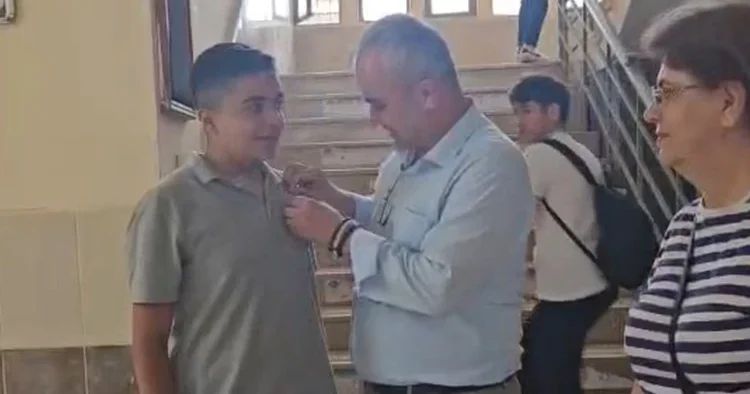 Lisedeki sosyal deneyde beklenen hareketi tek bir öğrenci sergiledi: İdare çeyrek altınla ödüllendirdi