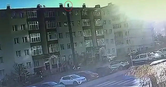 Tamir ettiği bacayı kontrol ederken çatıdan düşüp öldü; o anlar kamerada Erzurum Haberleri