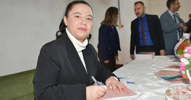 Ruhsal engelli kadın, şiir kitabıyla imza günü düzenledi Zonguldak Haberleri