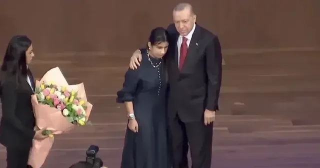 Cumhurbaşkanı Erdoğan ile görme engelli Zeren Türkyılmaz arasında yürekleri ısıtan sahne: Kendi yazdığı kitabı takdim etti VİDEO İZLE