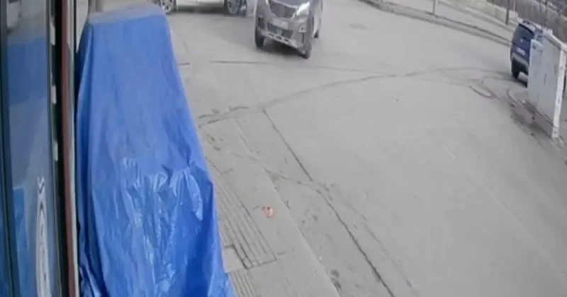 Hızını alamayan araç kavşakta başka bir araca çarptı