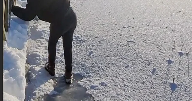 Donmuş gölde buz kırıldı suya düşmekten son anda kurtuldu VİDEO İZLE