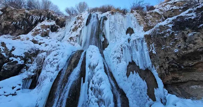 Girlevik Şelalesi nde buz sarkıtları oluştu: Görenleri hayran bıraktı!