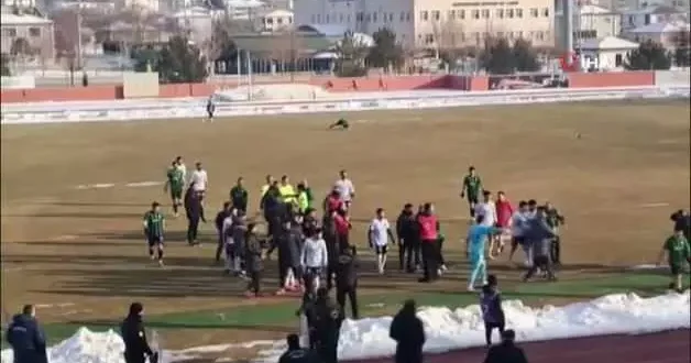Erzincan’da BAL Ligi maçı karıştı: Tekme ve yumruklar havada uçuştu