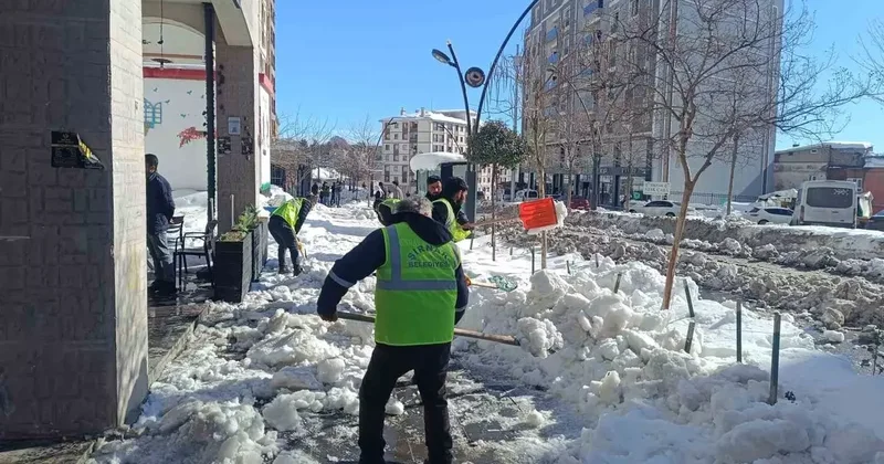 Şırnak’ta kar seferberliği: Kaldırımlar küreklerle temizlendi
