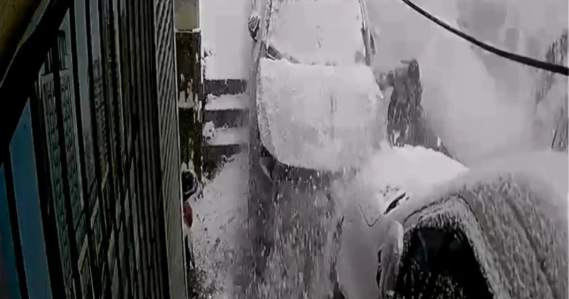 Kağıthane de, kar topu oynayan çocuk kazadan saniyelerle kurtuldu