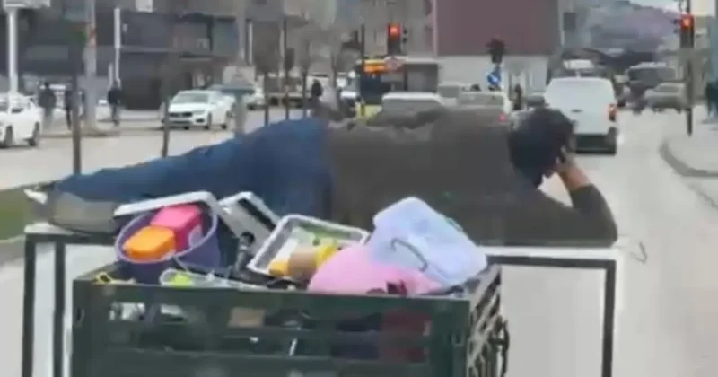 Motosikletin arkasında yatarak tehlikeli yolculuk