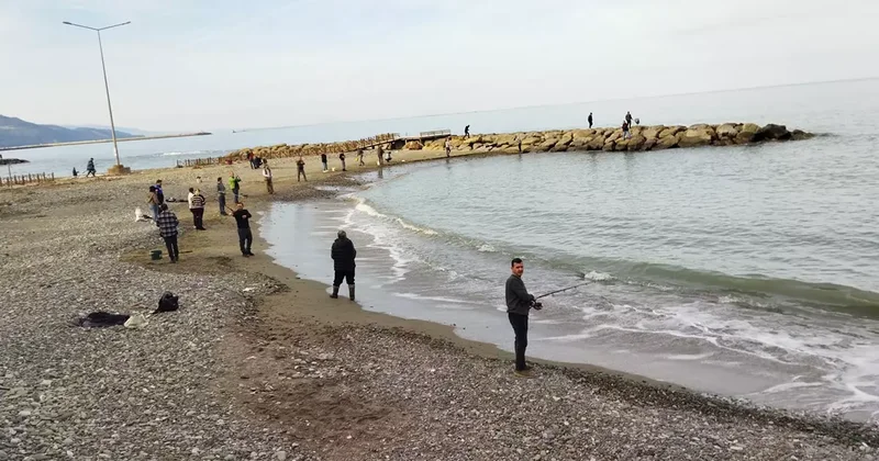 Balık kafesi yırtıldı, oltasını alan sahile koştu